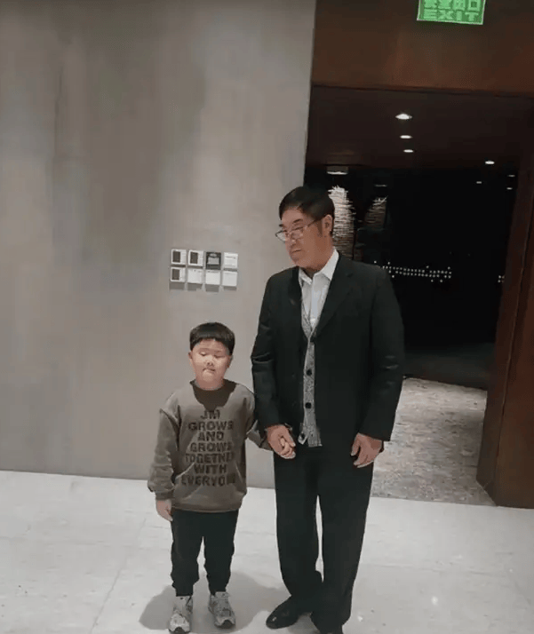 行：春晚鞋背后的故事与目光九游会网址是多少沈腾海南之(图1)
