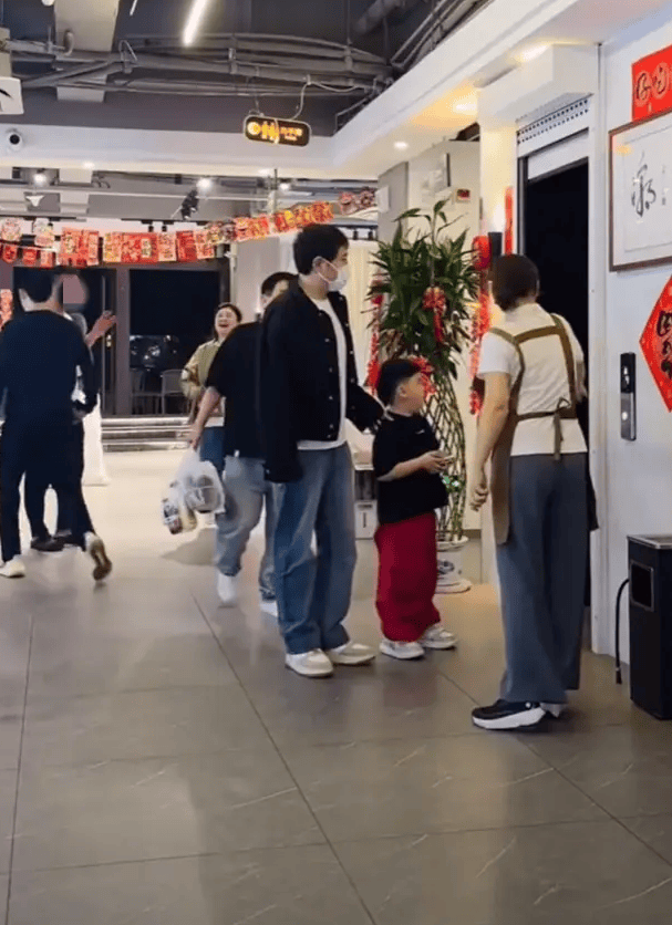 行：春晚鞋背后的故事与目光九游会网址是多少沈腾海南之(图3)