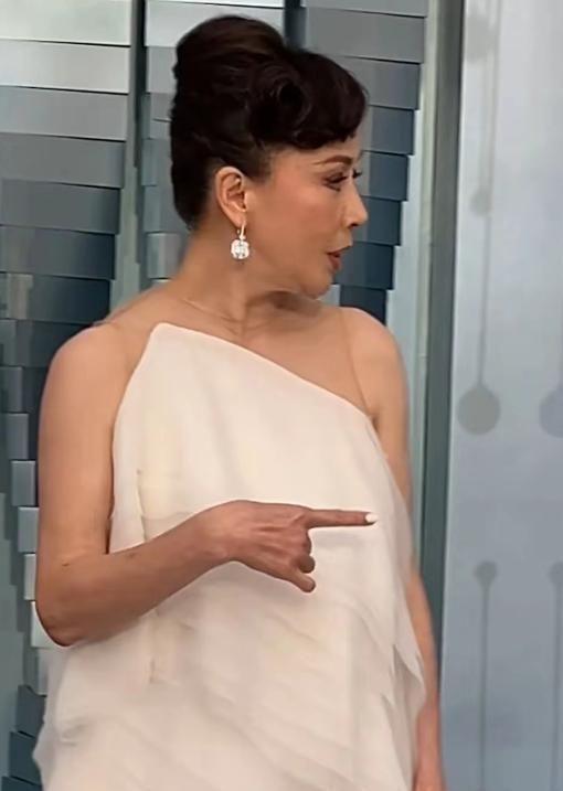 ：刘嘉玲脸垮了舒淇又嫩了胡杏儿赢麻j9九游会入口澳门水舞间镜头好真实(图13)