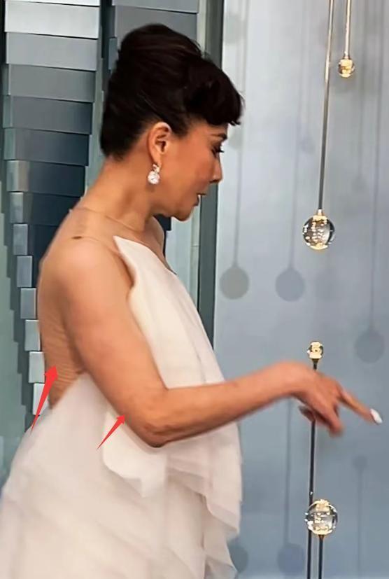 ：刘嘉玲脸垮了舒淇又嫩了胡杏儿赢麻j9九游会入口澳门水舞间镜头好真实(图19)