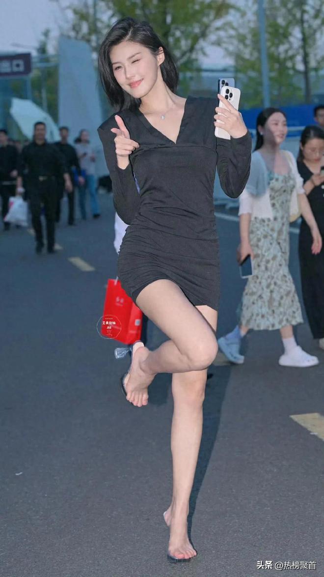 水晶凉鞋搭配黑色百褶短裙一件修身半袖九游会j9登录10厘米的透明尖头细跟
