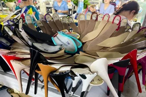 产六成：这个“中国女鞋之都”又杀回来了j9九游会登录从年产6亿双到四分五裂减(图4)