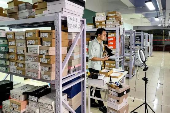 产六成：这个“中国女鞋之都”又杀回来了j9九游会登录从年产6亿双到四分五裂减(图6)